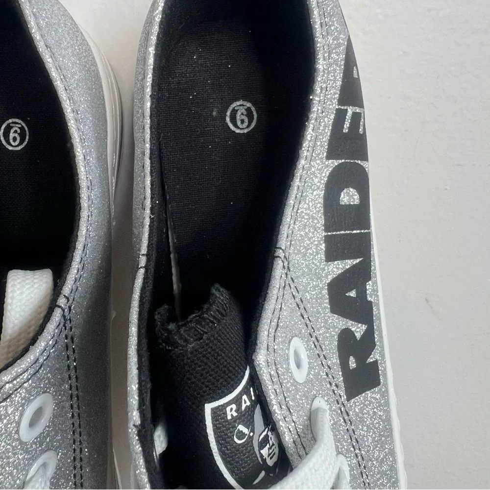 FOCO NEW Women's Las Vegas Raiders Glitter Low Top Shoe Size 9 #B1631